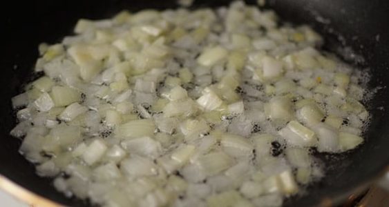 Zwiebel dünsten