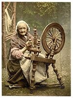 Alte Frau am Spinnrad