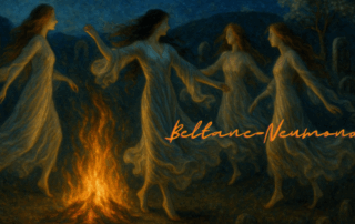 Frauen tanzen zum Neumond um das Beltane Feuer